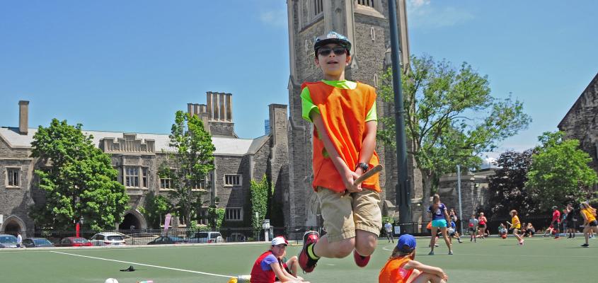 Kids playing Quittich a Harry potter themed game