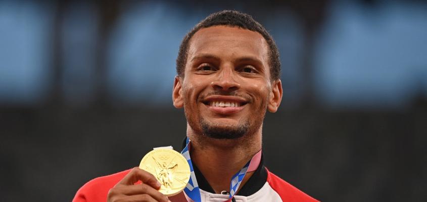 Gold medallist Canada's Andre de Grasse poses on the podium after the men's 200 event during the Tokyo 2020 Olympic Games