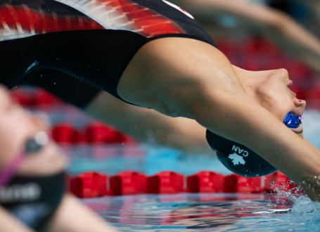 Kylie Masse doing a backwards start into the pool
